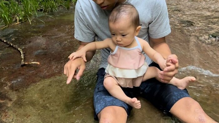 父(こきをさん)に水を触らせようとする様子