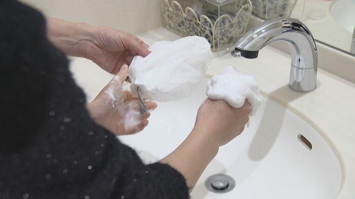 洗顔ネットで石鹸を泡立てる