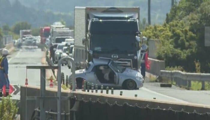 衝突した軽自動車と大型トラック