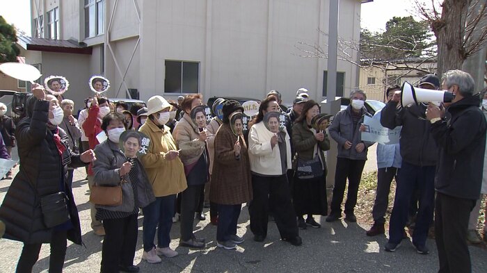 手作りのうちわを手に集まった鈴木氏の支持者