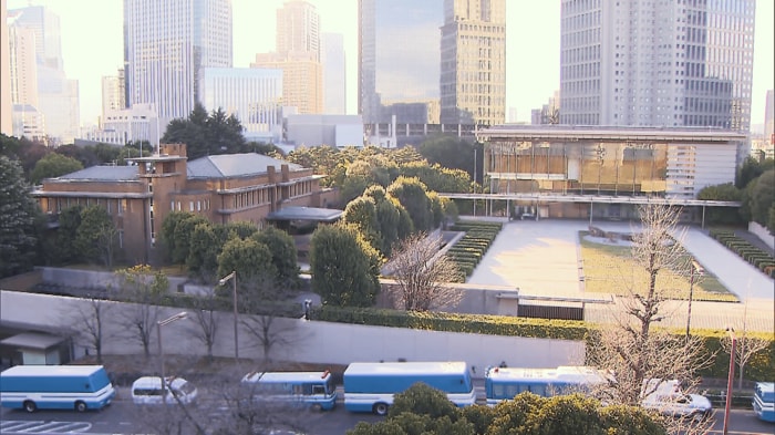 首相官邸(右)の横に位置する首相公邸(左)