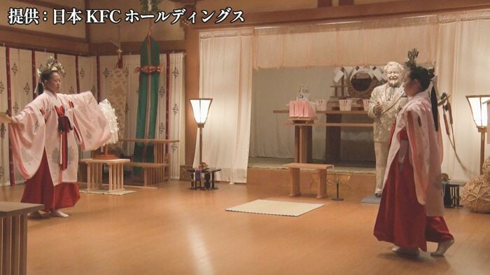 「おかえり!カーネル」人形納めの様子 提供:日本KFCホールディングス
