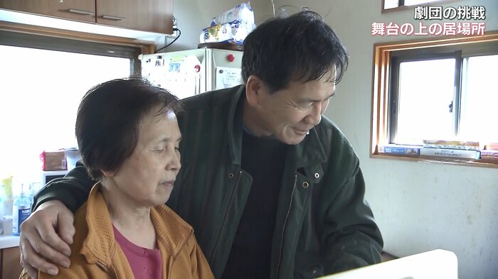 出演者の竹上康成さん(右)と妻・恵美子さん(左)