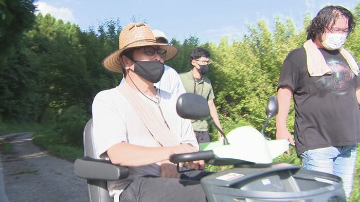 農園へ向かう司さんと田邊医師