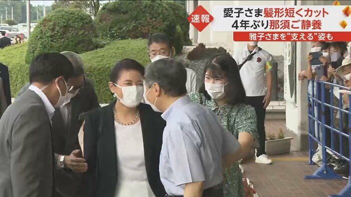 会話に熱中されたためか、置いてあったプランターに足を取られた皇后さま