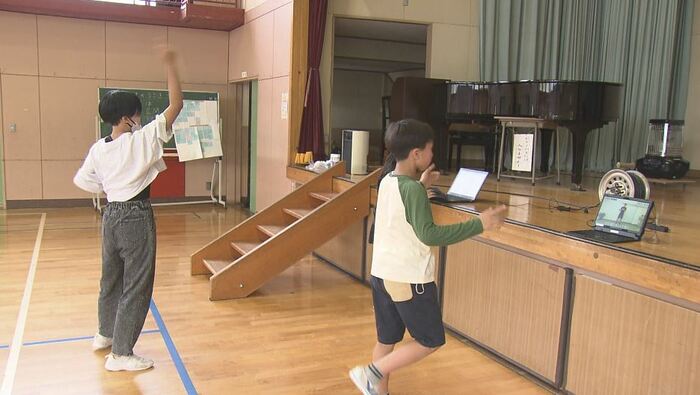 ダンスの練習をする唐木さんたち