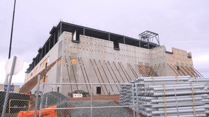 別の会社が建設中のデータセンター