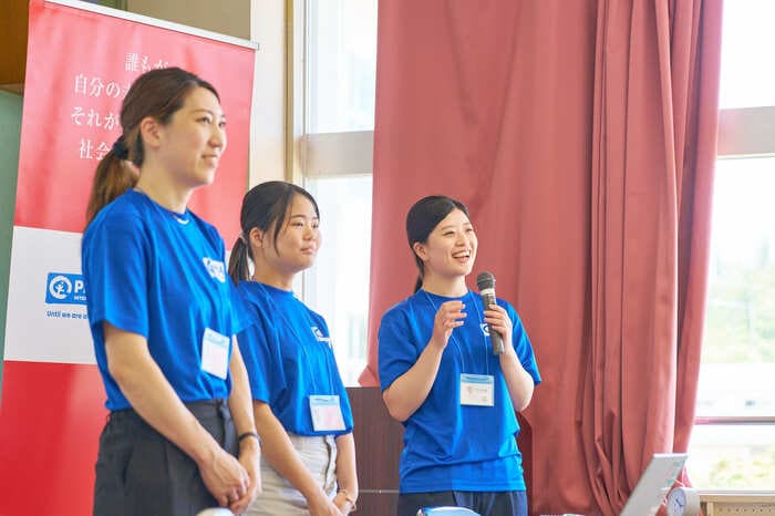 NPO法人ピルコン代表・染矢明日香さん（左）と助産師、精神保健福祉士のスタッフ