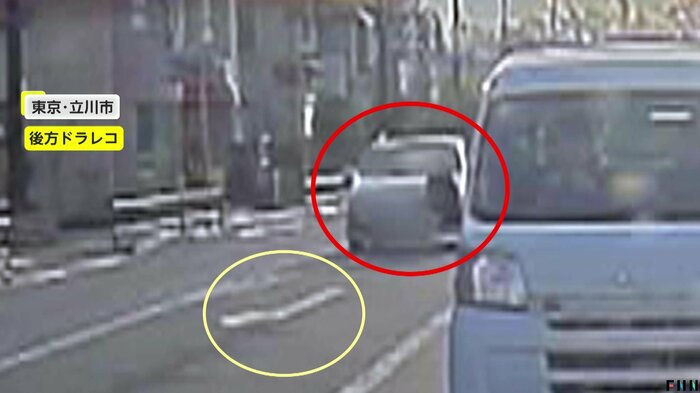 じつは右折レーンを直進していた白い車(視聴者撮影)