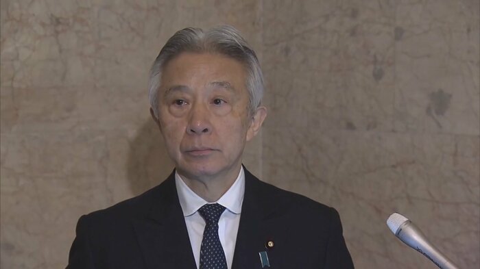 会見で関係を否定する盛山文科相(13日)