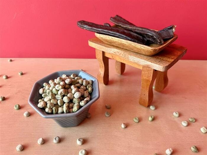 「アノザM」の原料エンドウ豆（左）とキャロブ豆（画像提供：不二製油）