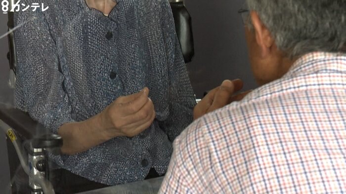ガラス越しに…認知症の妻は笑顔を返し「手をつなごう」 介護施設も「面会制限」