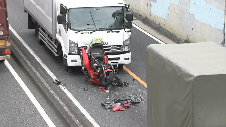 環七でバイクが後ろのトラックに追突され、前のトラックに突っ込む　バイクは原型とどめず…男性は意識不明の状態で搬送　｜FNNプライムオンライン