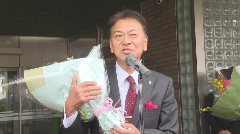 「だいぶ道草をしたが戻って来ました」飯山市長に当選・新家智裕さんが初登庁　元副市長、前回選挙では敗れ…現職破り初当選　150人が出迎え「スピード感をもって市政を共に頑張りたい」　長野｜FNNプライムオンライン