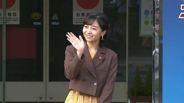 佳子さま 鳥取空港で笑顔　ワンピースに茶色いジャケットで秋の装い　「全国高校生手話パフォーマンス甲子園」ご出席へ｜FNNプライムオンライン