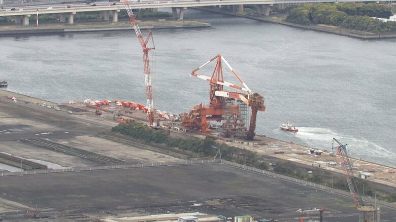 【速報】川崎市で高さ約40メートルの足場が崩れ複数の作業員が転落　海上に落下との情報も｜FNNプライムオンライン