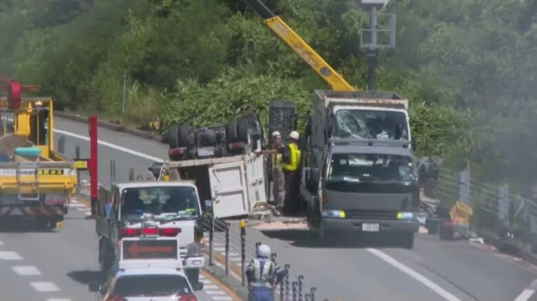 【続報】浜田道でトラック2台衝突6人負傷し1人重傷の模様　ワイヤーロープに接触し横転…通行止めも｜FNNプライムオンライン