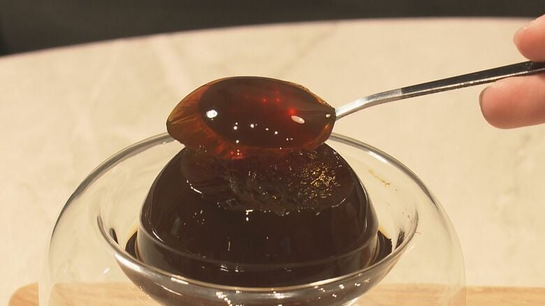 プルプルな見た目も味も新感覚…揺らしたくなる球体スイーツ『コジコジボール』寒天でもゼリーでもないその正体｜FNNプライムオンライン