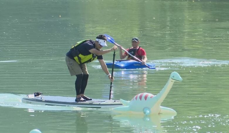 SUPで50メートル先のゴールへ　初の「リバーフラッグ選手権」　大人も子どもも水上のレース楽しむ｜FNNプライムオンライン