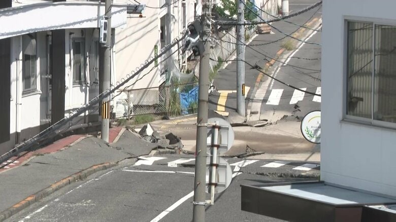 「メキメキと壁にひびが」道路が大規模陥没…周囲の建物傾き倒壊の恐れで19世帯44人避難　地下30メートルの下水道工事原因か　広島市｜FNNプライムオンライン