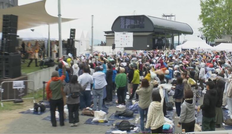 白馬岩岳で野外音楽フェス開幕　標高約1200ｍのステージに有名アーティストなど15組　「自然の中で最高！」初日は約1100人が来場　｜FNNプライムオンライン
