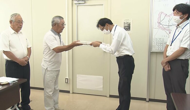 PFASの実態解明求め京都府に署名提出　綾部市の川で基準値超PFAS検出の問題で｜FNNプライムオンライン