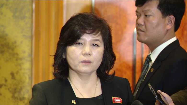 米朝首脳会談決裂後、記者会見する崔善姫氏