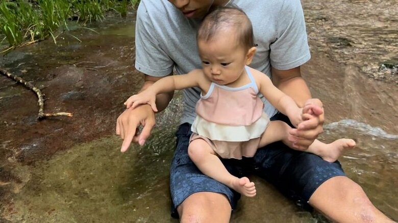 父(こきをさん)に水を触らせようとする様子