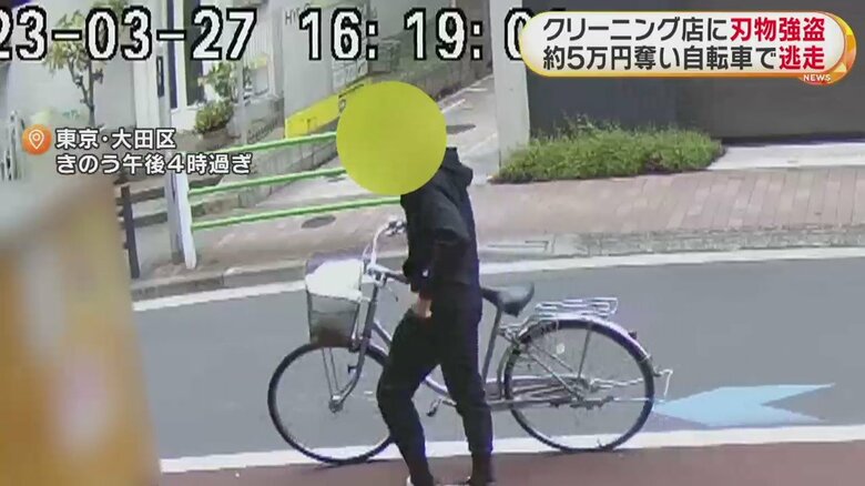 片手をポケットに入れ、自転車を押して歩いてきた男