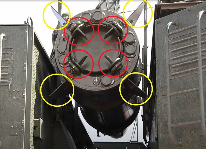 キンジャール極超音速空中発射弾道ミサイルのベースとなった9M723ミサイルの尾部。ベーンは赤丸。動翼は黄色円。(ロシア国防省公式Youtubeより)