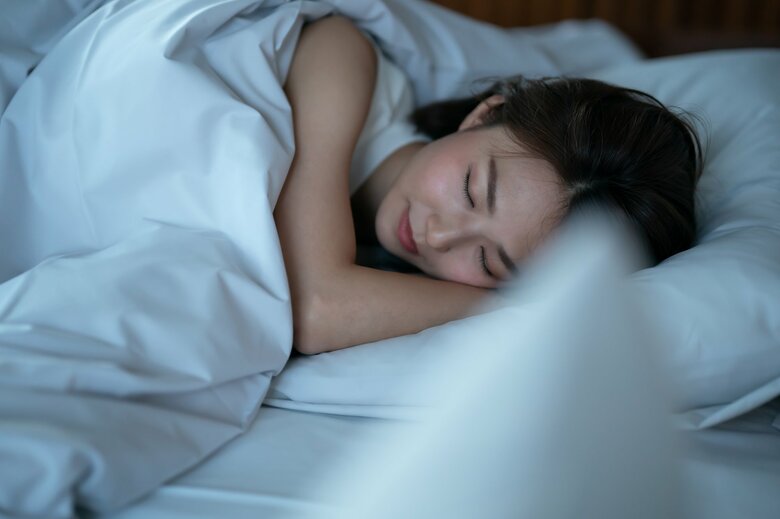 1度起きて水分補給することで夜間の熱中症も防げる(画像:イメージ)