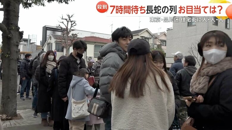 蛇窪神社に並ぶ参拝客の列