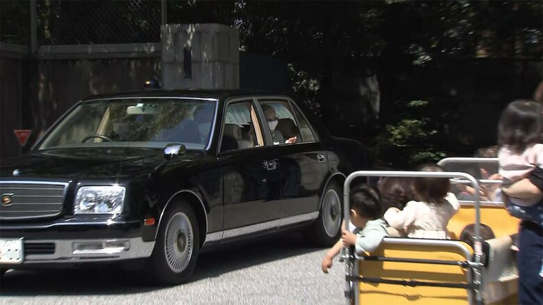 上皇ご夫妻を乗せた車と見送る子どもたち