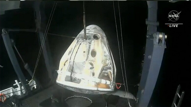 引き揚げられる宇宙船（NASA）