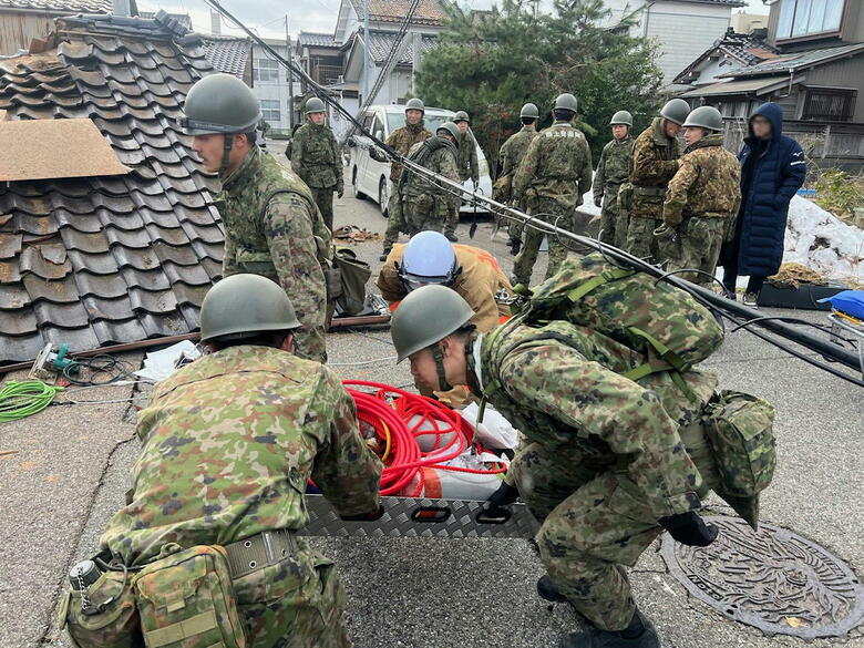 消防との共同作業　提供：防衛省