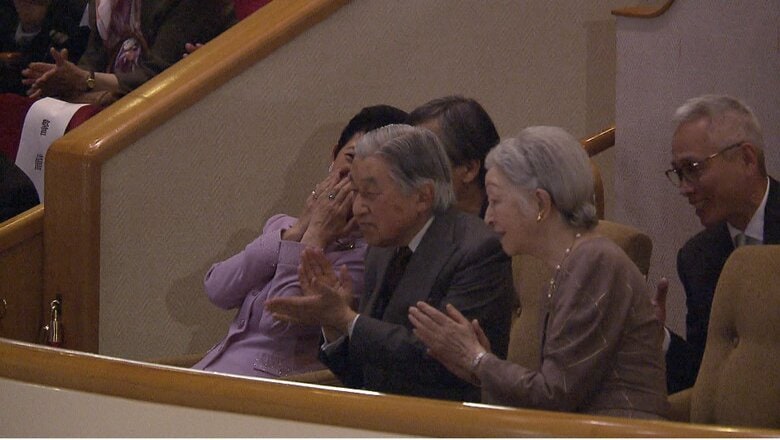 右端が上皇さまのチェロのレッスン担当・寺田義彦さん　2018年4月「第54回スズキ・メソードグランドコンサート」