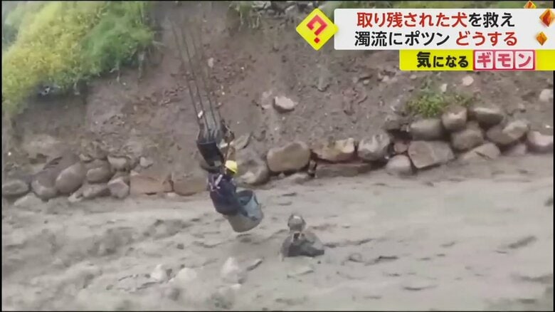 クレーンで吊り下げられた建設作業員