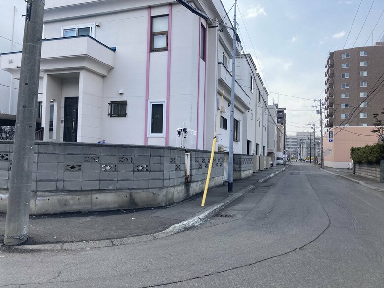 ベージュ色の建物が地下鉄入口。安藤さんがクマと衝突したのは左手前の角