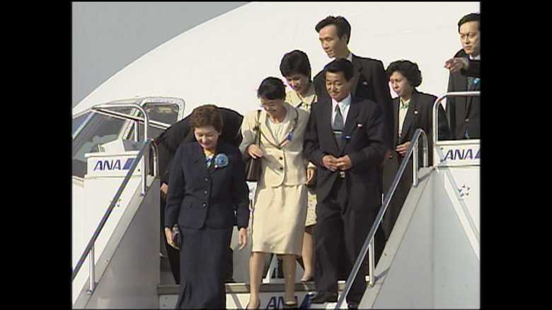 喜びの帰国　タラップから降り立つ5人の拉致被害者