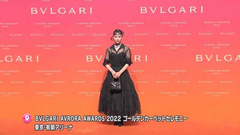 「ブルガリ アウローラ アワード2022」のゴールデンカーペットセレモニーに登場した杉咲花（25）さん