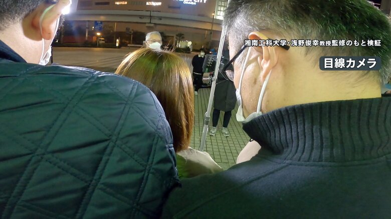 中心の女性から見ると、かなり圧迫感がある