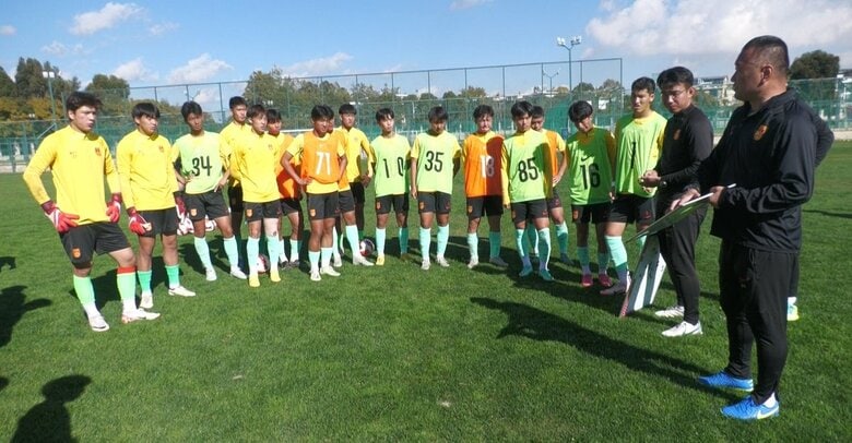 中国16歳以下の代表選手に練習の説明をする上村監督　