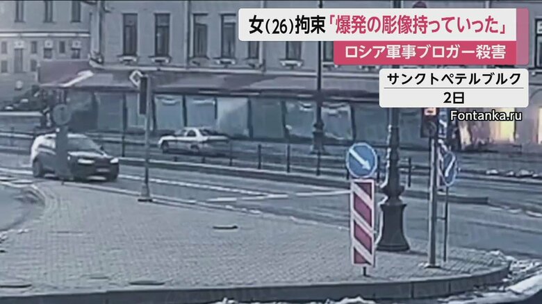 爆発の瞬間。画面右上から爆発のオレンジの光が漏れ、カフェの窓が吹き飛ばされていくのがわかる（2日　ロシア・サンクトペテルブルグ）