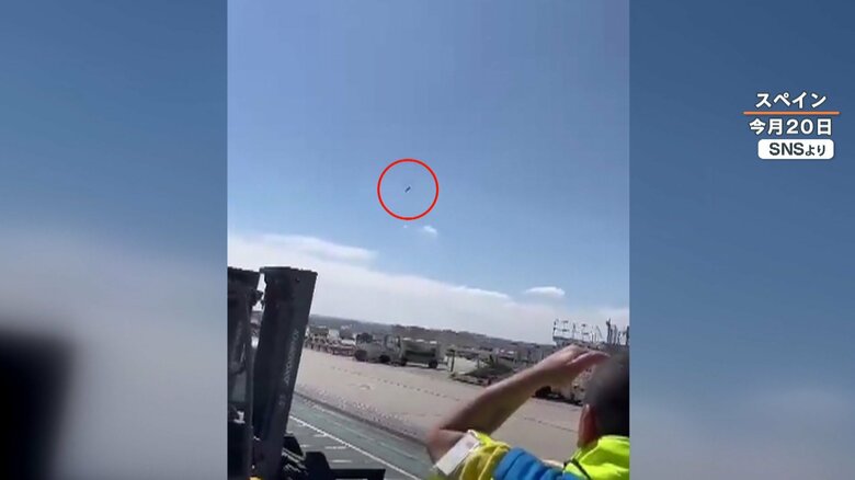 不自然な姿勢で落下する戦闘機