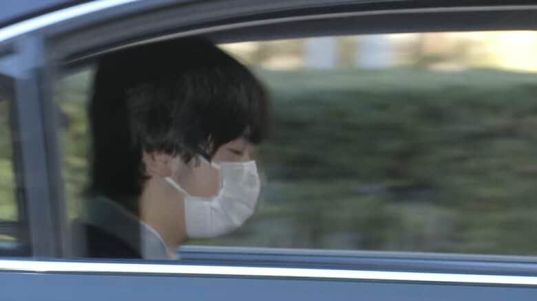 仙洞仮御所に車で出られる悠仁さま（1月1日）