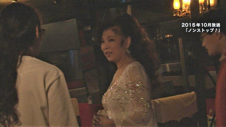 プロモーションビデオ撮影のために、キャバレーニュー白馬を訪れた八代さん（当時65歳）