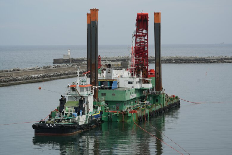 放出口を作るための浚渫船の作業は始まっていた　日本記者クラブ代表撮影