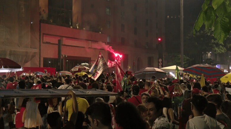 30日、ルラ氏が勝利した直後のサンパウロ市内。大通りはルラ派で埋め尽くされた