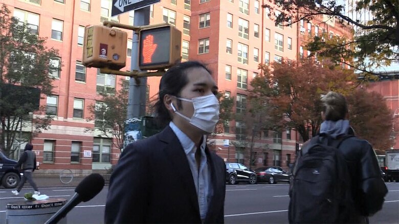 小室圭さんは、耳にはイヤホン、長髪を”お団子”スタイルにしていた。