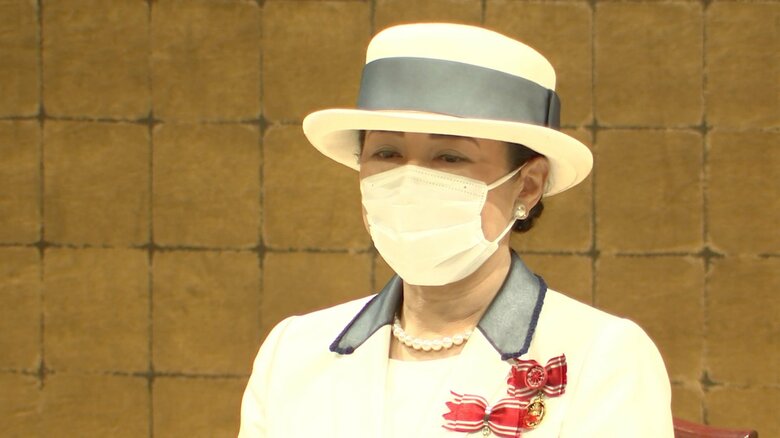 高校生たちの合唱をお聞きになる皇后さま